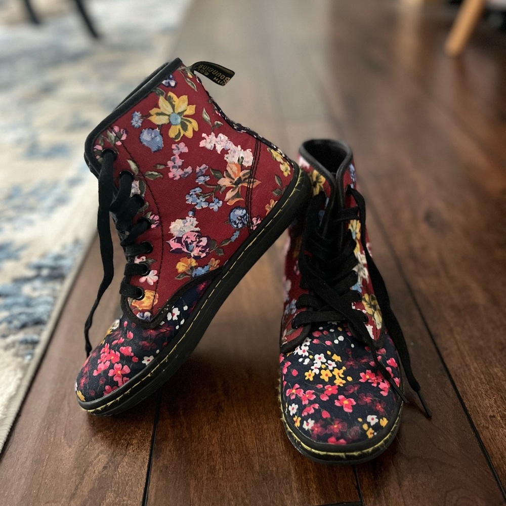 Dr. Martens Women’s Floral Shoreditch Canvas boot